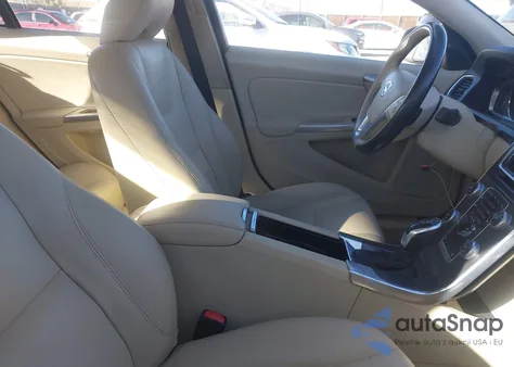 2015 Volvo S60 T5 Premier z USA, uszkodzony, nr VIN YV140MFK4F1355767